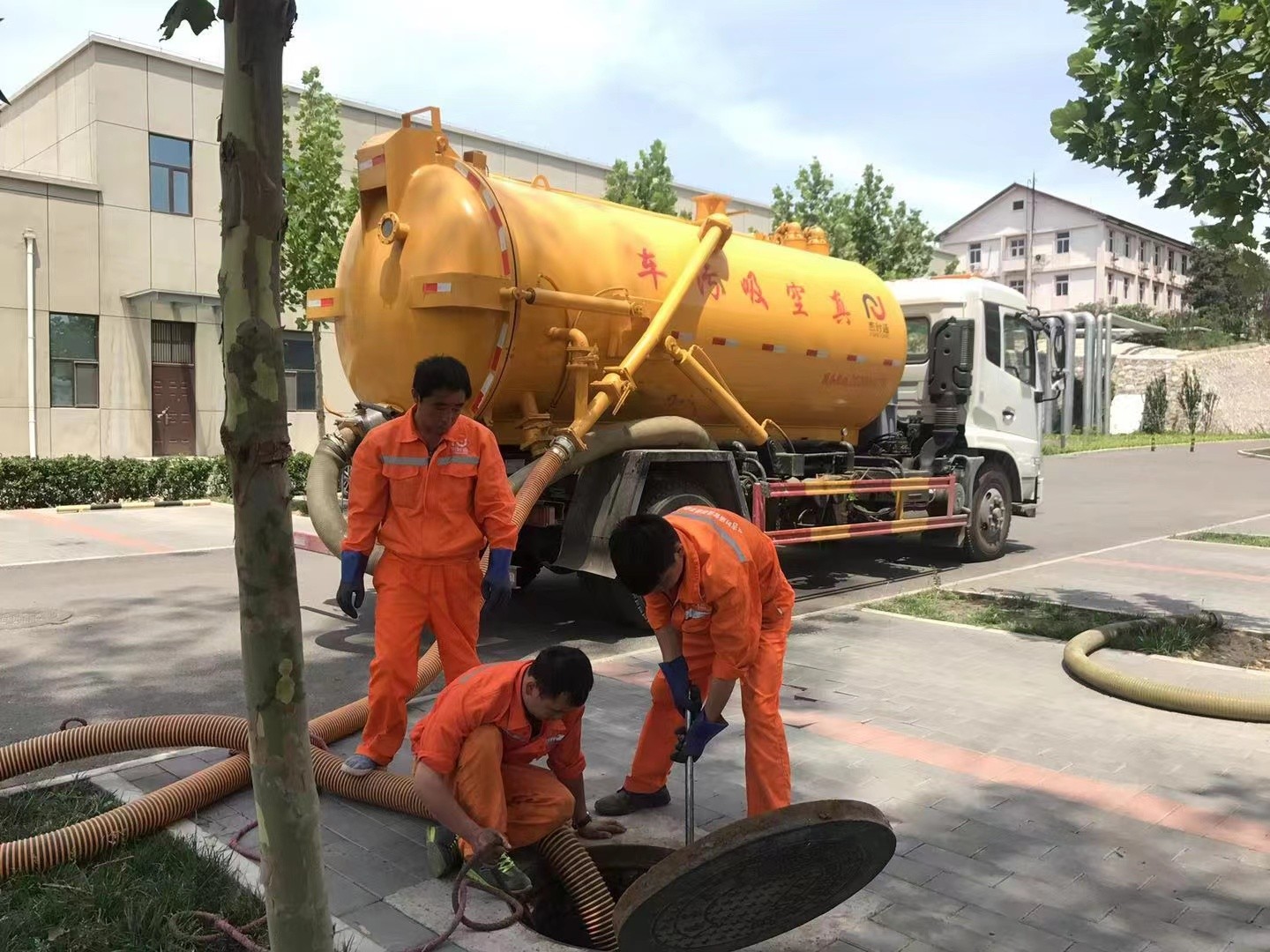 贵南化粪池清理与5-8吨吸粪车施工效率分析